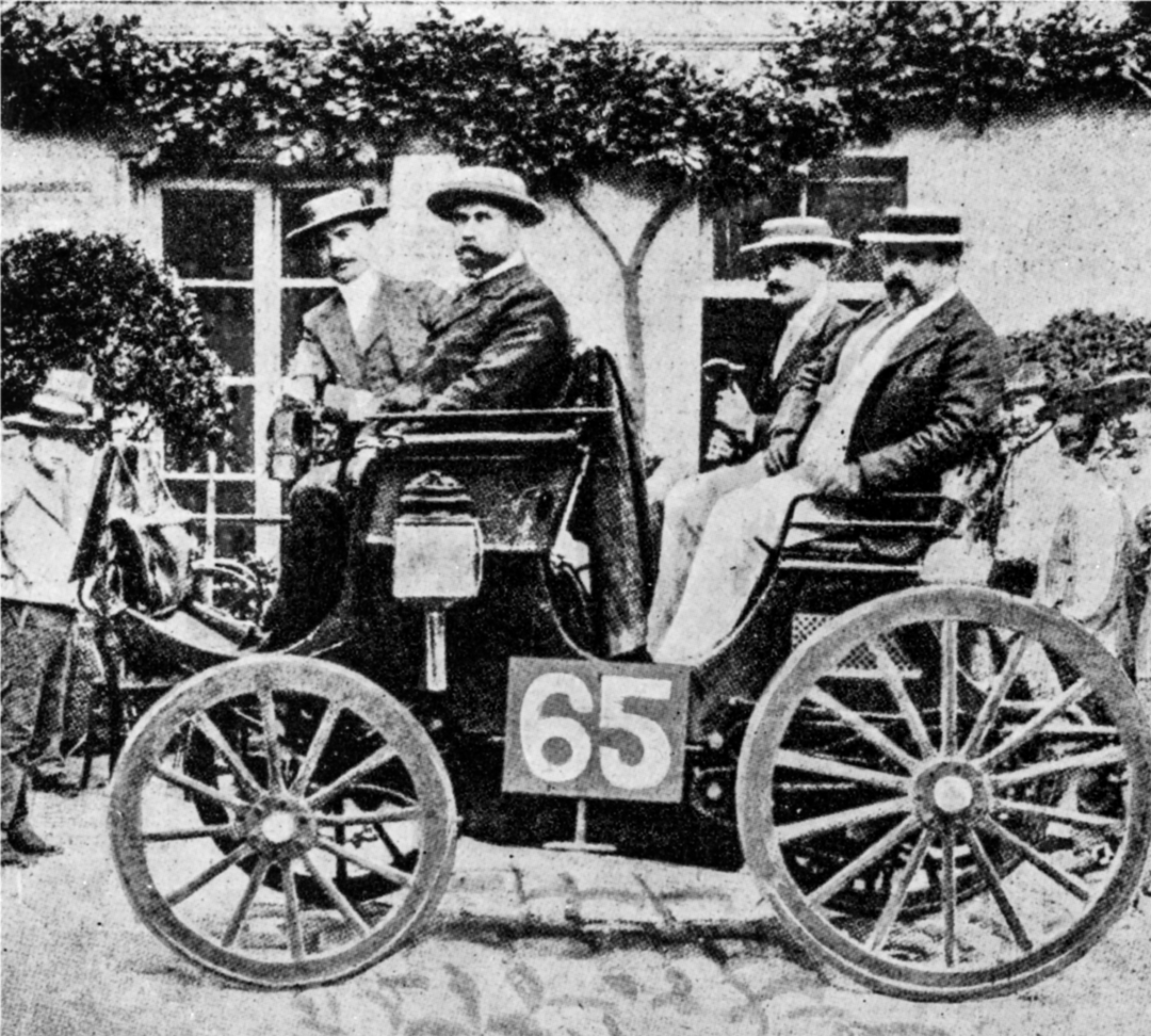 V prvých pretekoch automobilov z Paríža do Rouen 22. júla 1894 zvíťazili vozidlá s motorom, ktorý bol vyrobený na základe licencie Daimler. Vozidlo Peugeot Alberta „Georga“ Lemaîtra (štartovacie číslo 65) dorazilo do cieľa na druhom mieste ako prvé vozidlo so spaľovacím motorom. Toto vozidlo bolo poháňané dvojvalcovým vidlicovým motorom, ktorý v roku 1888 vyvinuli Gottlieb Daimler a Wilhelm Maybach. (označenie fotografie archívu Mercedes-Benz Classic: 50106)