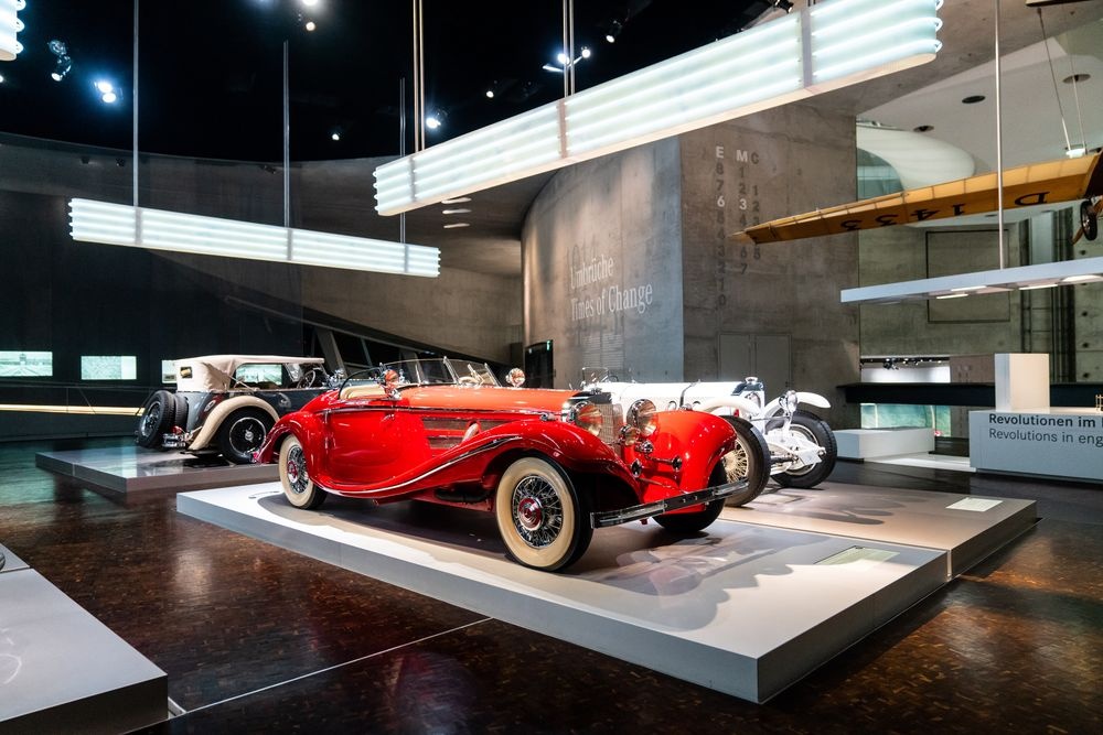 Mercedes-Benz 500 K, špeciálny roadster (W 29) z roku 1936 v Múzeu Mercedes-Benz, miestnosť Mýtus 3: Prevratné udalosti - diesel a kompresor, 1914 až 1945. 