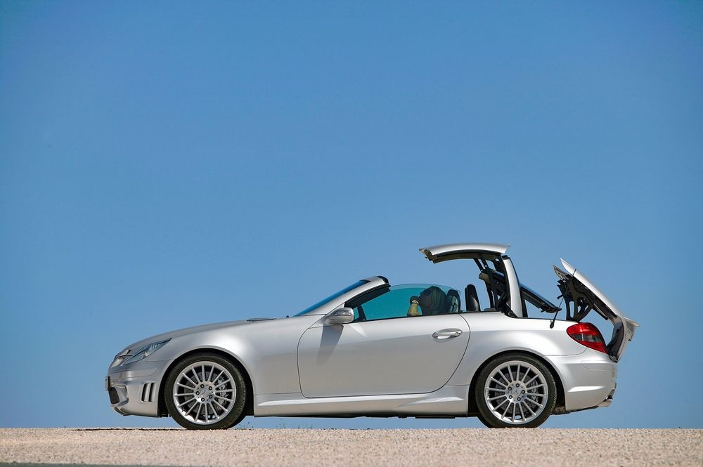 Mercedes-Benz SLK konštrukčného radu R 171. Druhá generácia kompaktného roadstera so skladacou strechou z ocele bola predstavená na ženevskom autosalóne od 4. do 14. marca 2004. . Jasne možno vidieť zadné sklo, ktorá sa otáča okolo svojej priečnej osi. 