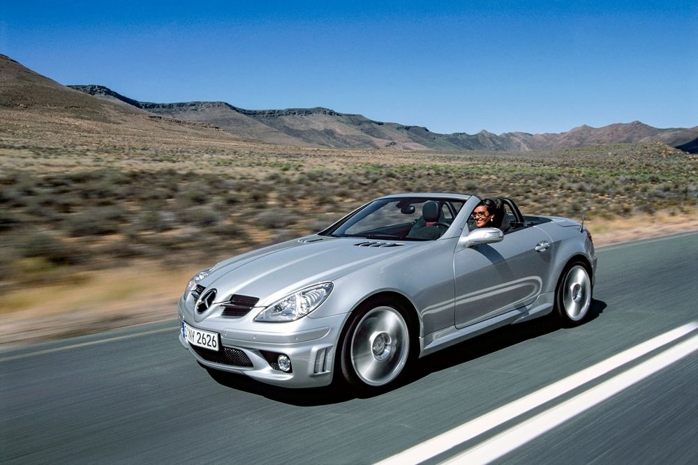 Mercedes-Benz SLK konštrukčného radu R 171. Druhá generácia kompaktného roadstera so skladacou strechou z ocele bola predstavená na ženevskom autosalóne od 4. do 14. marca 2004. Záber z jazdy spredu sprava.