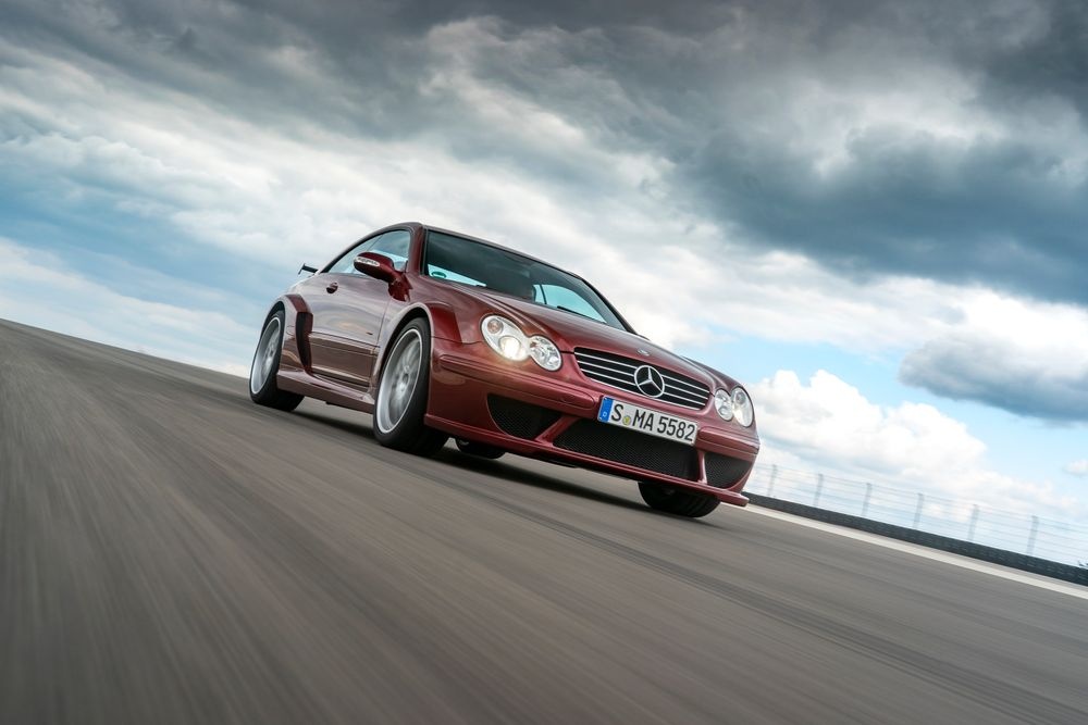 Mercedes-Benz CLK DTM AMG konštrukčného radu 209. Špičkové športové vozidlo bolo predstavené 30. apríla 2004 a slávilo úspechy značky v rámci pretekárskeho seriálu DTM. Záber z jazdy spredu sprava. 