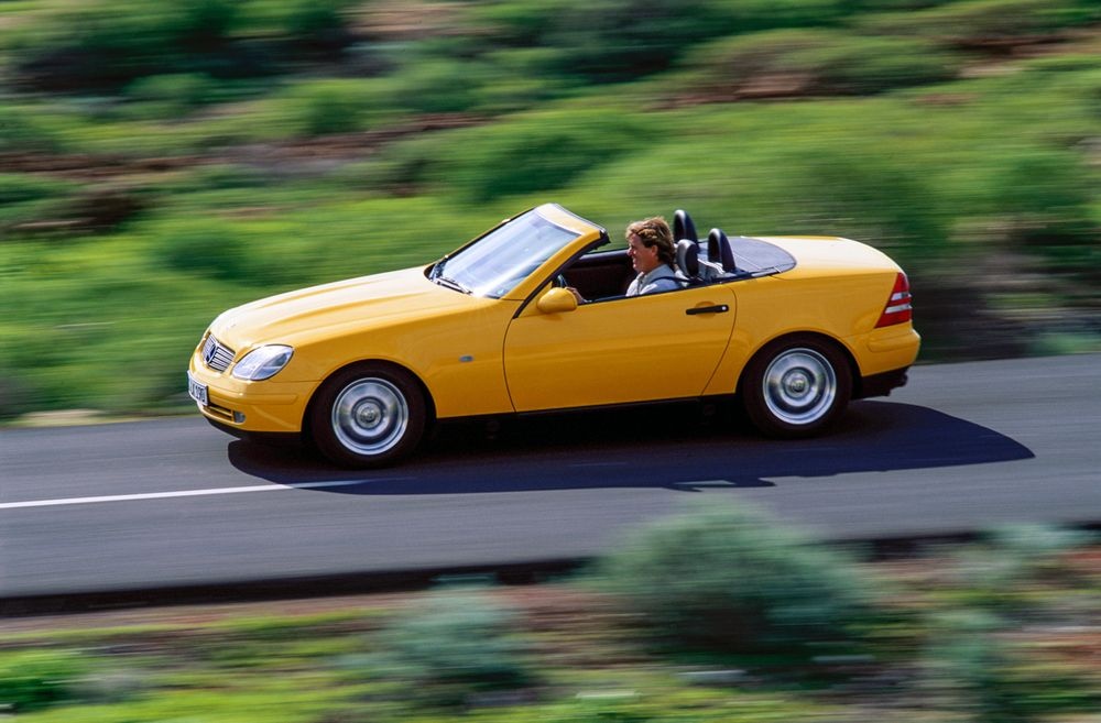 Mercedes-Benz SLK 200 konštrukčného radu R 170. Záber z jazdy zľava. Originálne diely Mercedes-Benz Classic zahŕňajú množstvo náhradných dielov a dielov s prirodzeným opotrebením pre konštrukčný rad R 170. 
