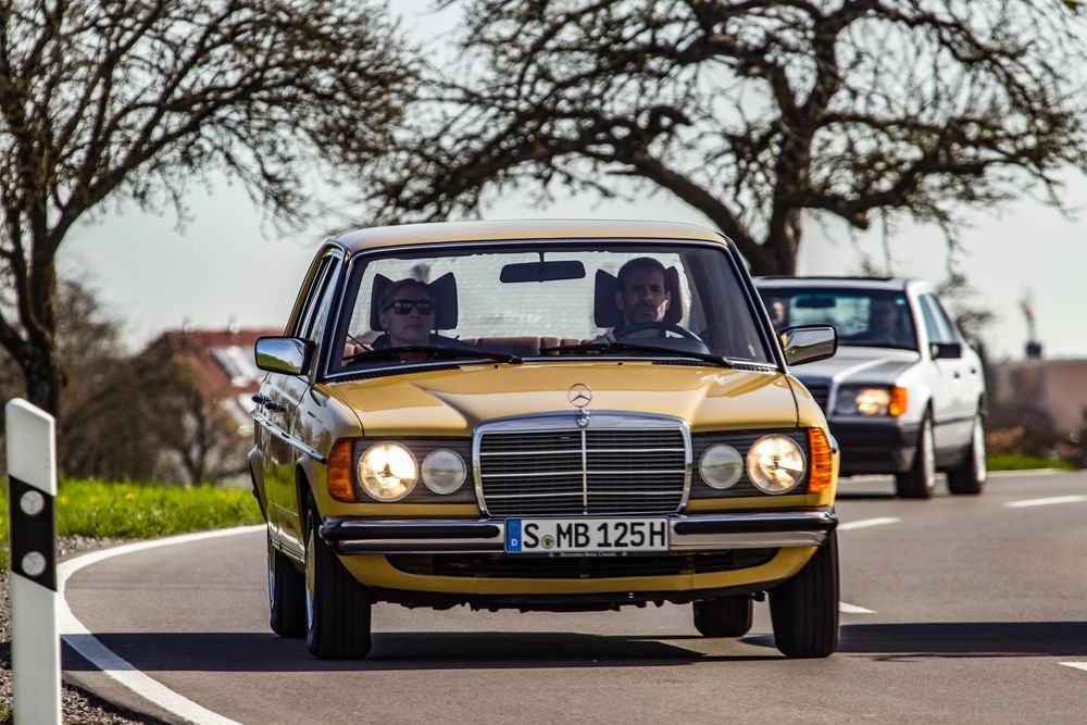 Mercedes-Benz 230 konštrukčného radu 123. Záber počas jazdy spredu. 
