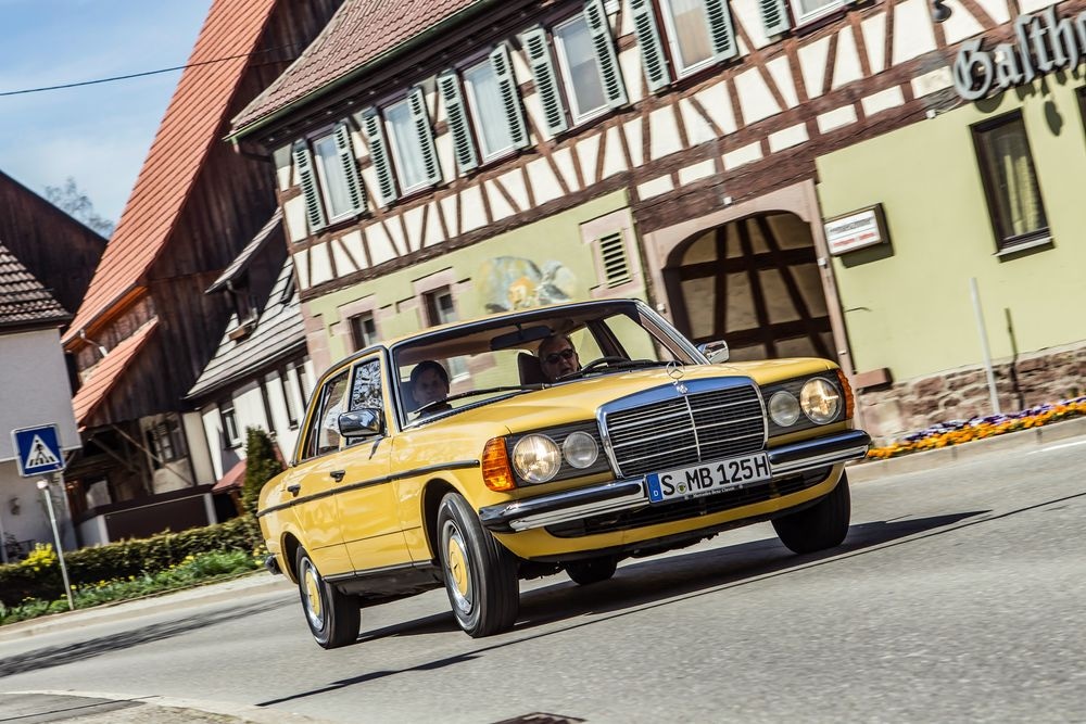Mercedes-Benz 230 konštrukčného radu 123. Žánrový záber spredu sprava.