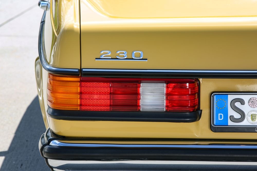 Mercedes-Benz 230 konštrukčného radu 123. Detailný pohľad zozadu na označenie typu na zadnej kapote.