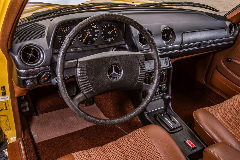 Mercedes-Benz 230 konštrukčného radu 123. Detailný pohľad na prístrojovú doska zľava.