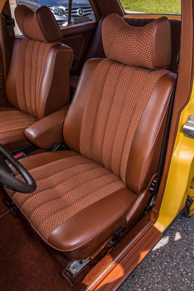 Mercedes-Benz 230 konštrukčného radu 123. Detailný pohľad na sedadlo vodiča.