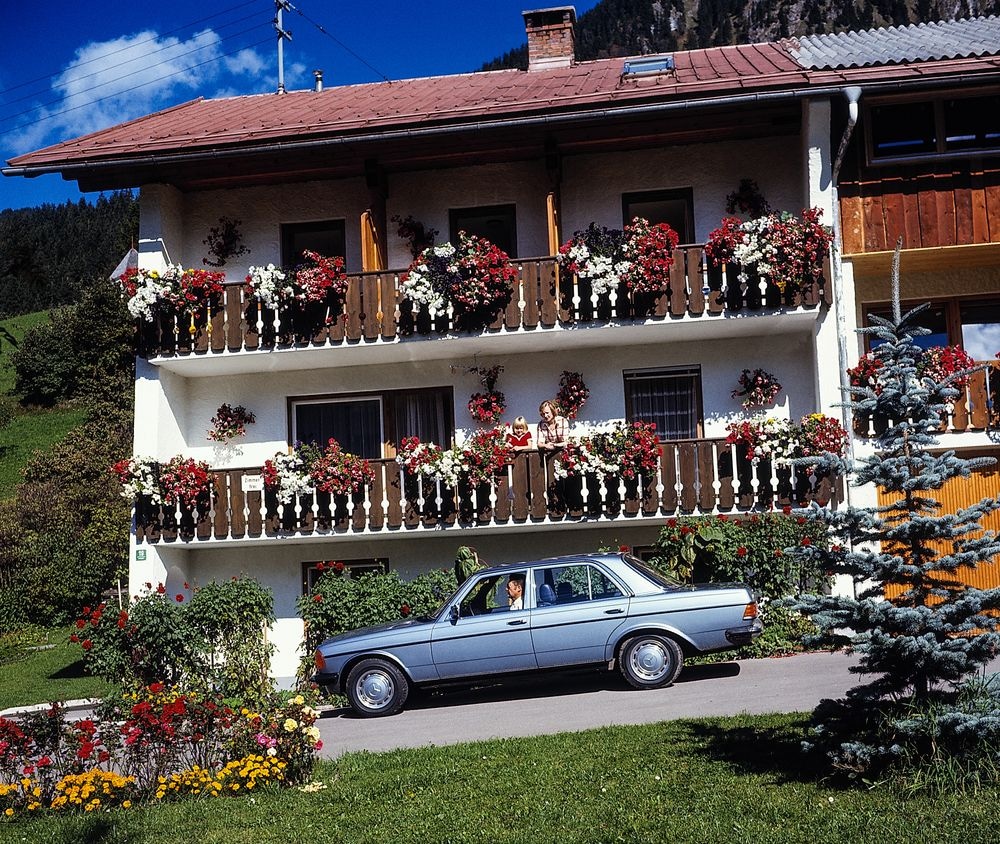 Sedan Mercedes-Benz konštrukčného radu 123. Dobový žánrový obrázok z roku 1979.
