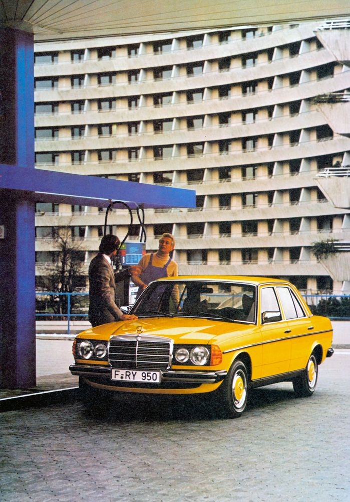 Sedan Mercedes-Benz konštrukčného radu 123. Dobový žánrový obrázok. 