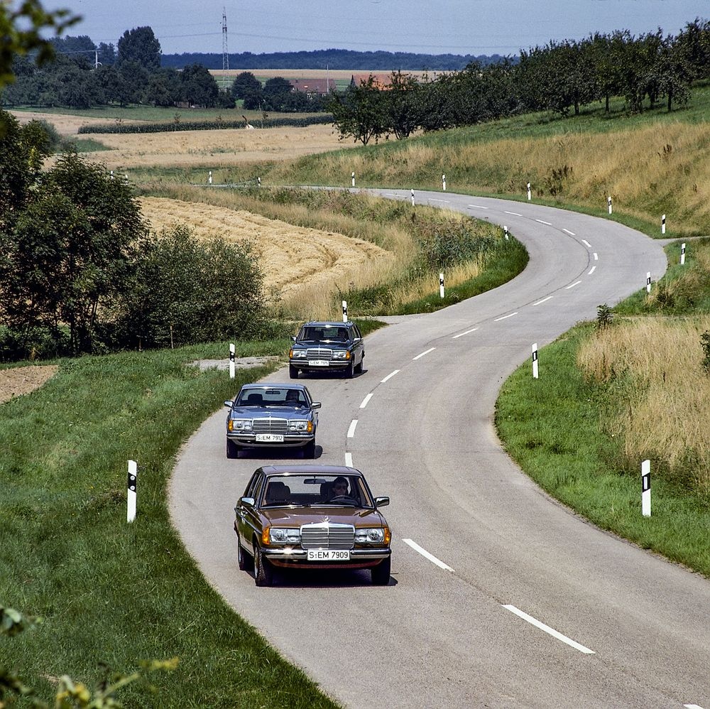 Konštrukčný rad 123 od značky Mercedes-Benz, rôzne tvary karosérie. Dobový záber z jazdy z roku 1982. Spredu dozadu: sedan, kupé a kombi.