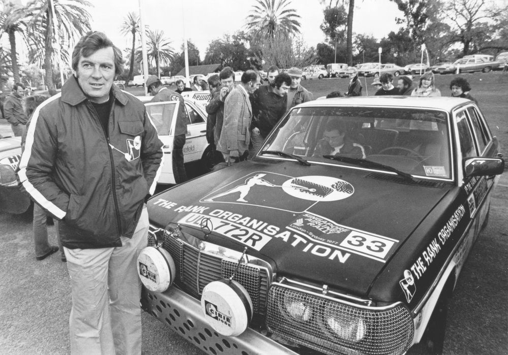 Dvojitý triumf po 30 000 kilometroch: dva modely Mercedes-Benz 280 E konštrukčného radu 123 vyhrali Rely Londýn-Sydney v roku 1977. Na fotografii je víťazné vozidlo tímu Andrew Cowan (pri vozidle)/Colin Malkin/Mike Broad.