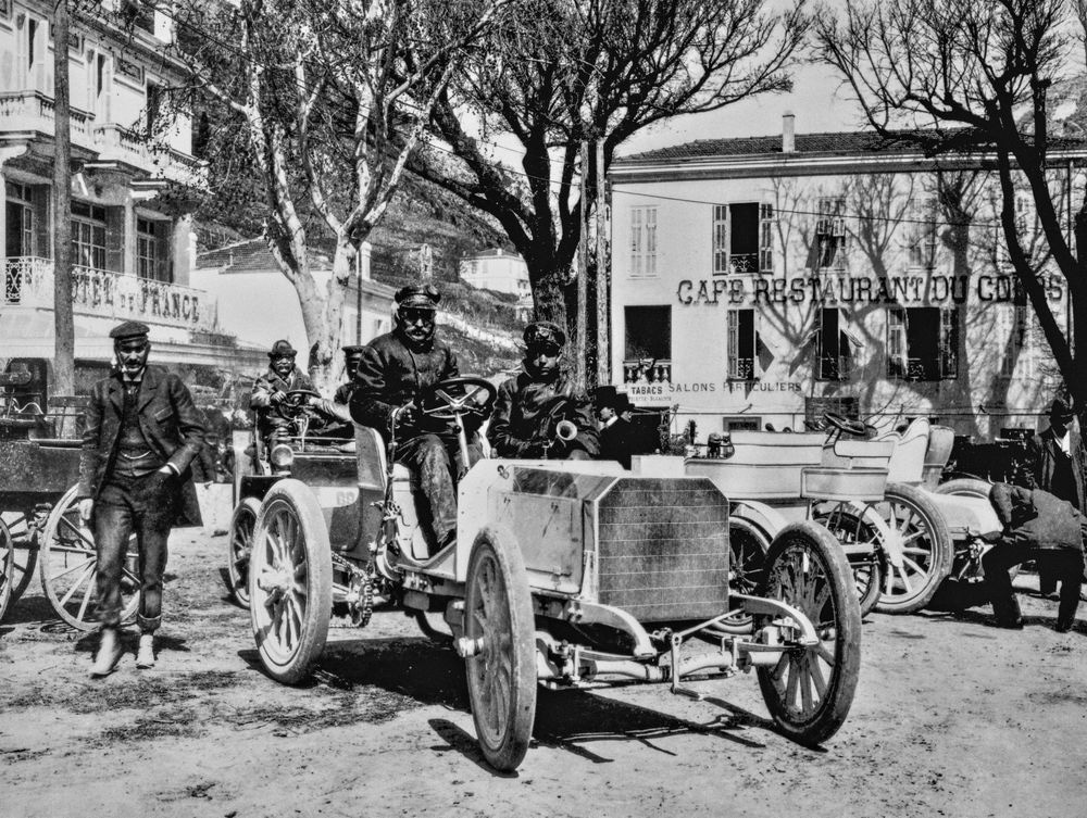 Mercedes 35 hp, prvý Mercedes a prvý moderný automobil v histórii. Fotografia pretekárskeho vozidla Mercedes 35 hp baróna Henriho de Rothschilda na pretekoch do vrchu Nice–La Turbie 29. marca 1901 počas Pretekárskeho týždňa v Nice, 25. až 29. marca 1901.