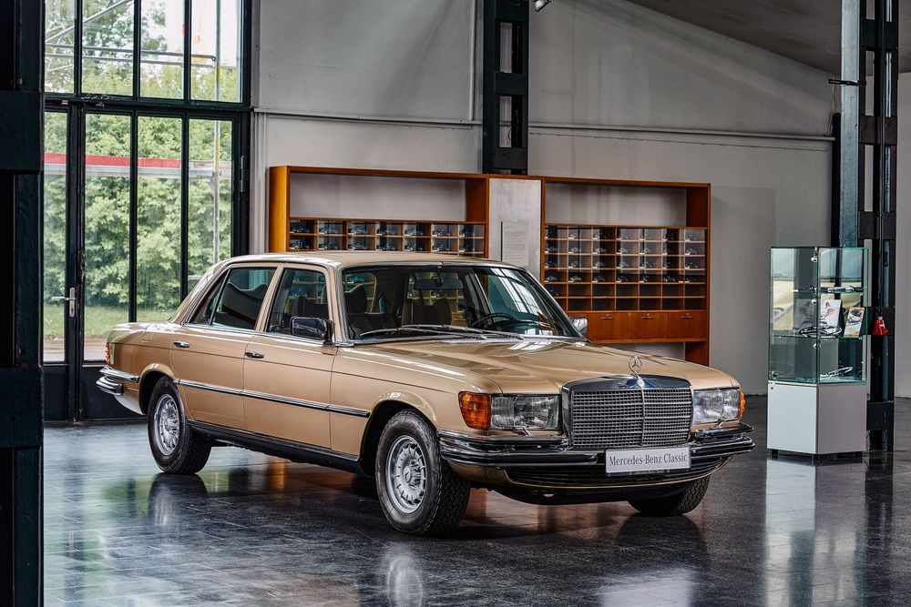 Mercedes-Benz 450 SEL 6.9 z roku 1980. Fotografia bola zhotovená v Mercedes-Benz Classic Centre, Fellbach, v roku 2022. Séria 116 bola prvou luxusnou triedou Mercedes-Benz, ktorá v roku 1972 niesla názov Trieda S.