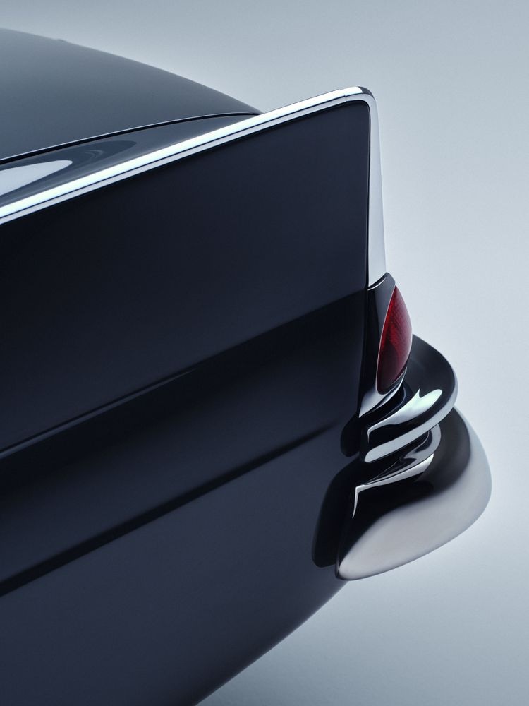 Mercedes-Benz 220 SE „Fintail“ sedan zo série 111, obdobie výroby 1959 až 1965. Vozidlo z roku 1963.