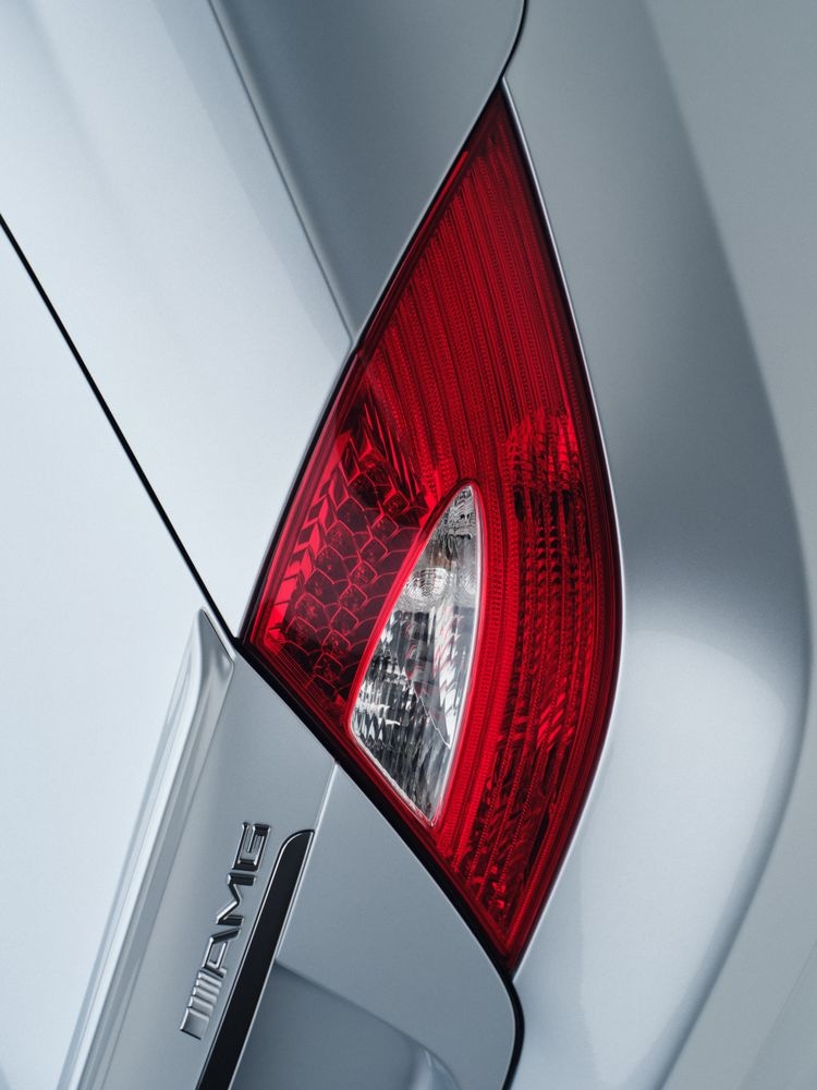 Mercedes-Benz CLS 55 AMG z roku 2005 (séria 219, obdobie výroby 2004 až 2010). Vozidlo z roku 2005.