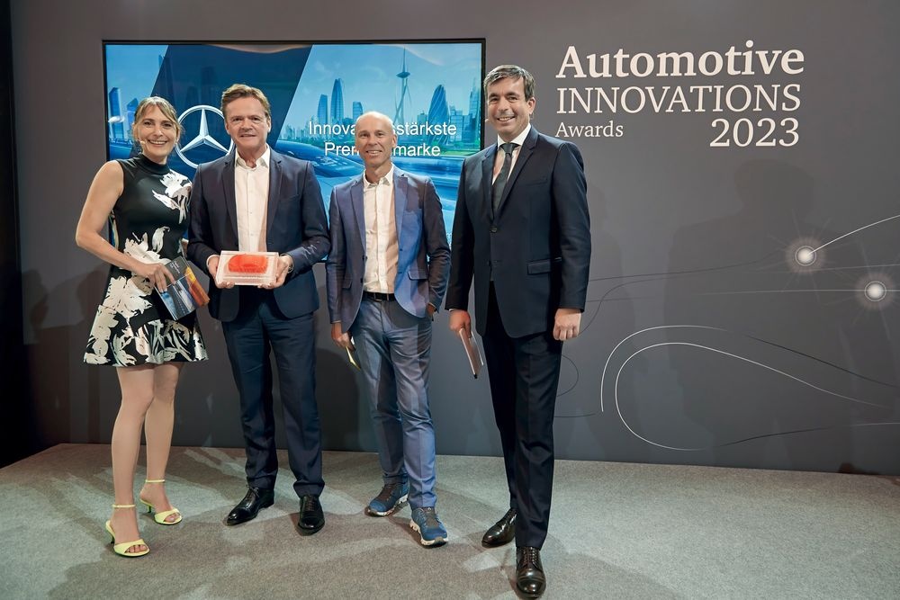 Automotive Innovations Awards 2023, PwC Deutschland, v.l.n.r.: Moderatorin Anja Kohl, Markus Schäfer, Prof. Stefan Bratzel (Center of Automotive Management), Felix Kuhnert (PwC)