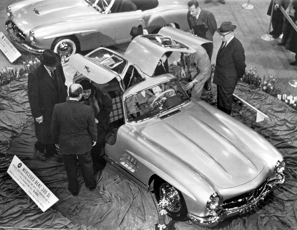 Medzinárodná výstava motoristického športu v New Yorku, 6. až 14. februára 1954. Prezentácia modelu Mercedes-Benz 300 SL s krídlovými dverami (W 198, v popredí) a modelu 190 SL (W 121, čiastočne viditeľný, priamo za ním).