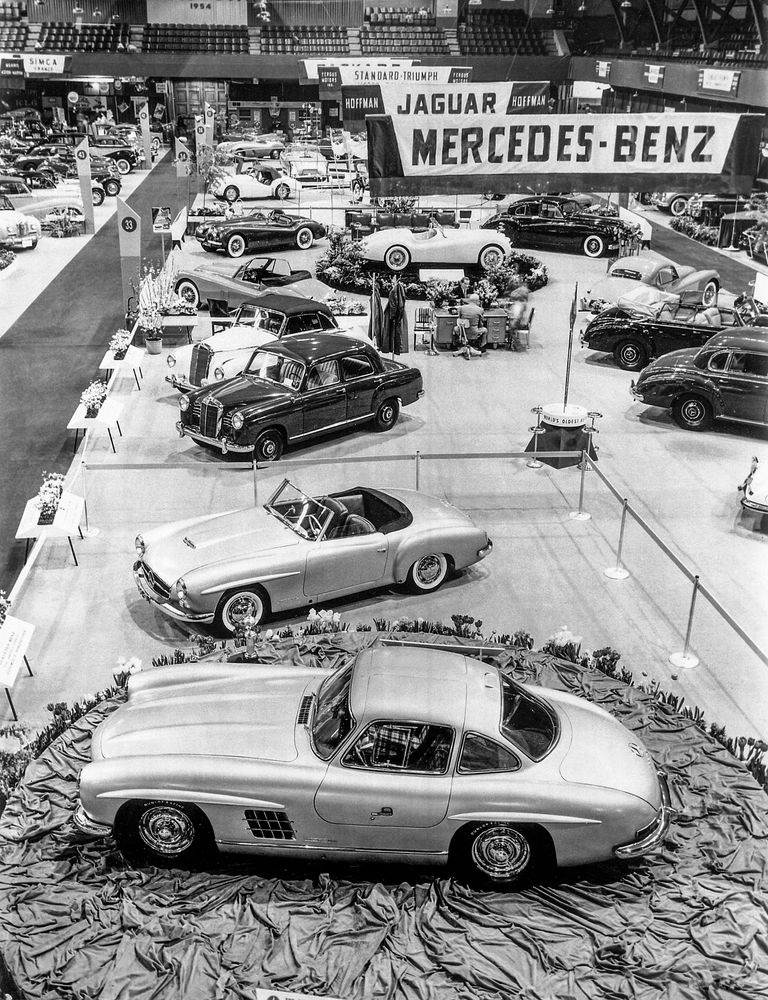 Medzinárodná výstava motoristického športu v New Yorku, 6. až 14. februára 1954. Prezentácia modelu Mercedes-Benz 300 SL s krídlovými dverami (W 198, v strede) a modelu 190 SL (W 121, za ním). (označenie fotografie archívu Mercedes-Benz Classic: 62043)