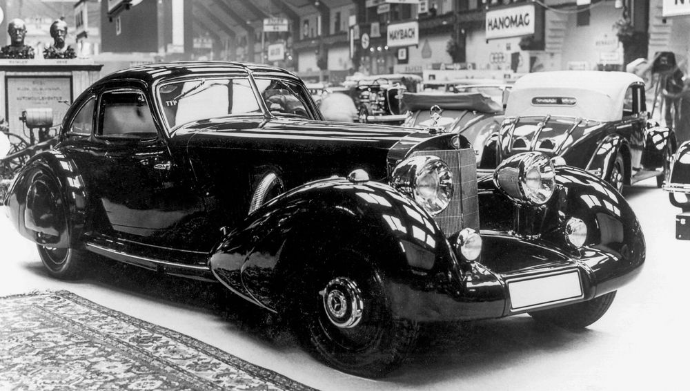 Medzinárodná výstavy automobilov a motocyklov (IAMA) v Berlíne, 8. až 18. marca 1934. Predstavenie modelu Mercedes-Benz 500 K (W 29) s osemvalcovým kompresorovým motorom. 