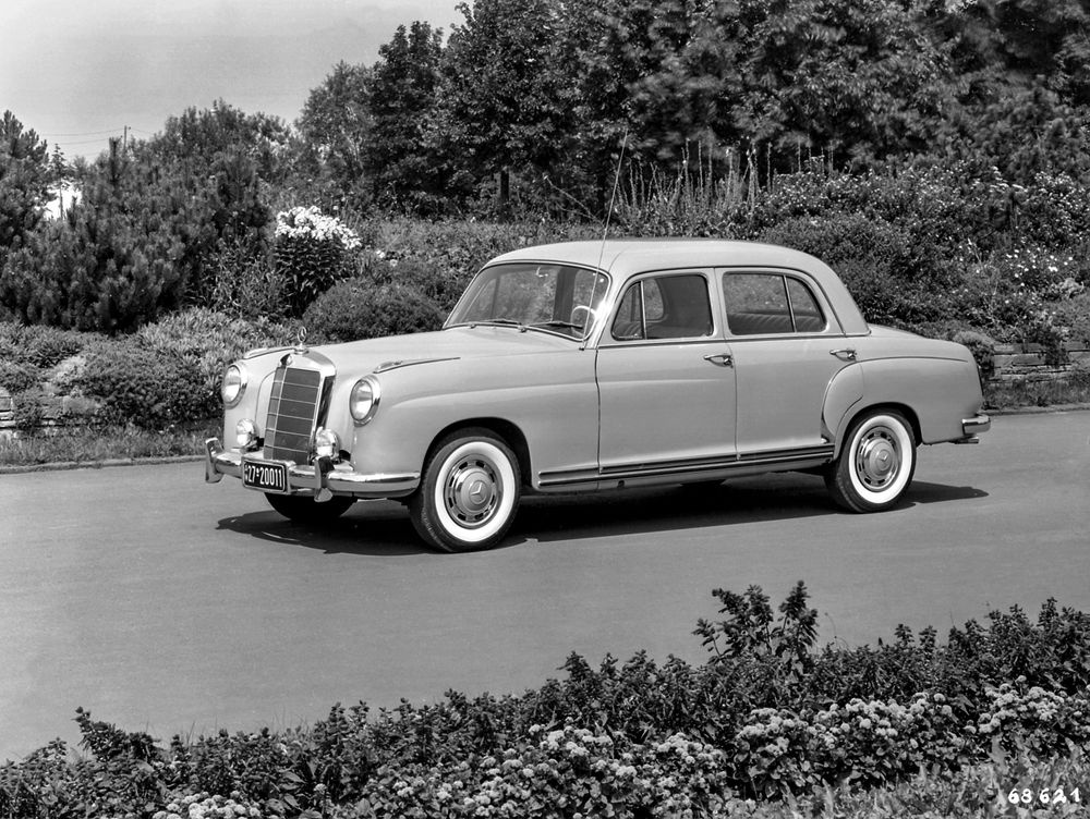 Mercedes-Benz 220 (W 180). Sedan s „pontónovou“ karosériou so šesťvalcovým motorom bol predstavený na ženevskom autosalóne od 11. do 21. marca 1954. Exteriérový záber zľava spredu. (označenie fotografie archívu Mercedes-Benz Classic: 68621)