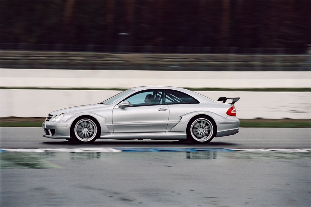 Mercedes-Benz CLK DTM AMG konštrukčného radu 209. Špičkové športové vozidlo bolo predstavené 30. apríla 2004 a slávilo úspechy značky v rámci pretekárskeho seriálu DTM. Záber z jazdy zľava, za volantom je pretekár Klaus Ludwig.